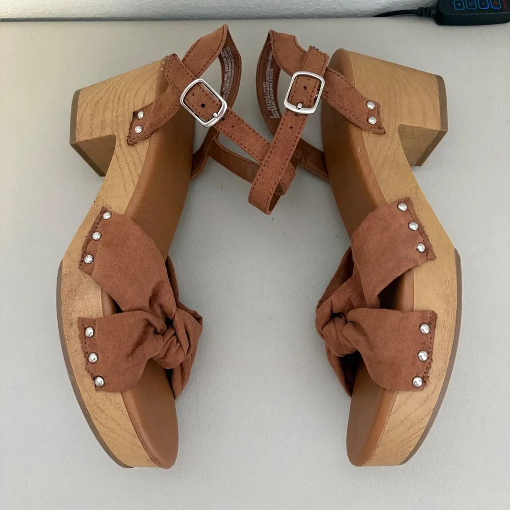 Universal Thread Cognac Brown Bow Platform Sandals Wood Block Heel Studded 9